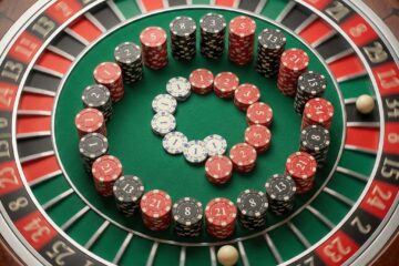 피보나치 나선형으로 배열된 칩이 빨강과 검정에 배팅된 진행을 보여주는 룰렛 휠 모습이다.