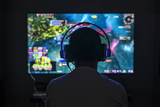 Choosing Between Live Participation and Edited Recaps for Long Creator Broadcasts